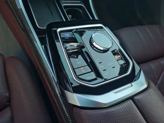 BMW i7 — Фото автомобиля 14