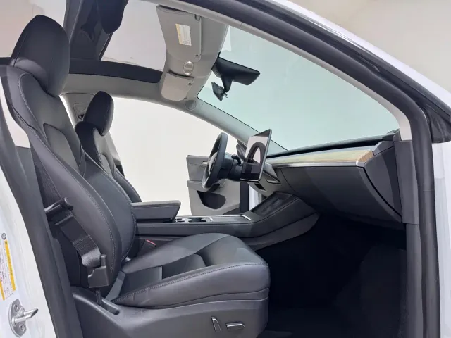 Tesla Model Y — Фото автомобиля 8