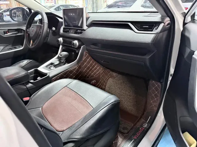 Toyota RAV4 — Фото автомобиля 21