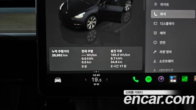 Tesla Model Y — Фото автомобиля 8