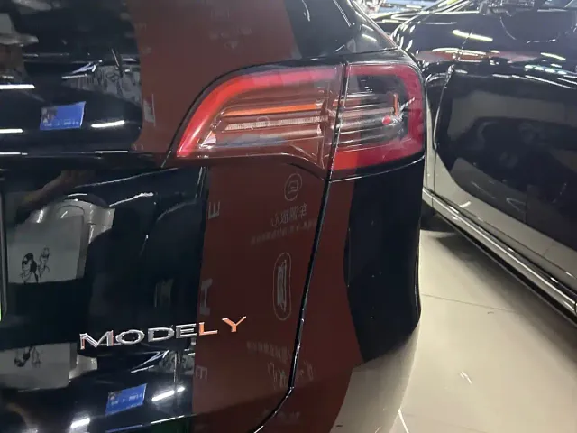 Tesla Model Y — Фото автомобиля 15