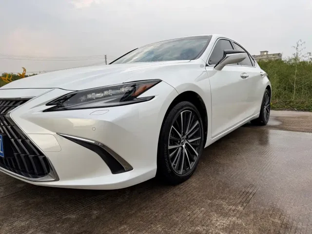 Lexus ES — Фото автомобиля 11