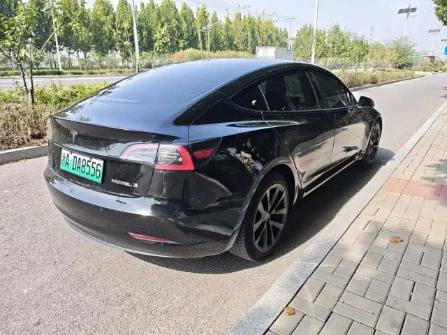 Tesla Model 3 — Фото автомобиля 2