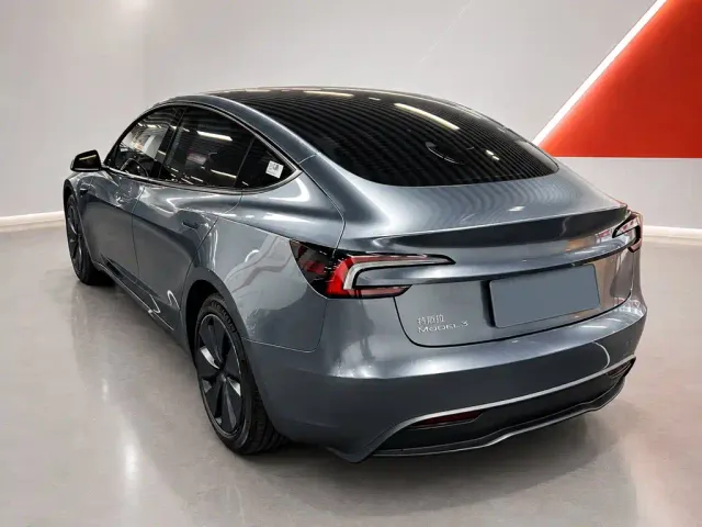 Tesla Model 3 — Фото автомобиля 6