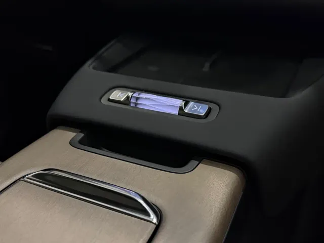 Volvo XC70 Plug-in Hybrid — Фото автомобиля 11