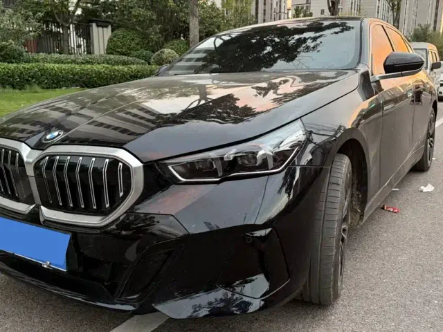 Фотография автомобиля — BMW 5 Series