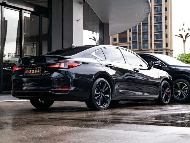 Lexus ES — Фото автомобиля 3