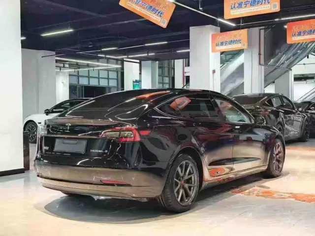 Tesla Model 3 — Фото автомобиля 4