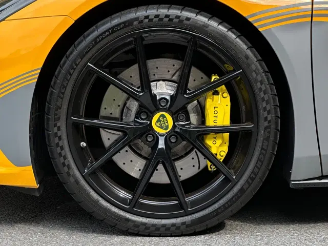 Lotus Emira — Фото автомобиля 8