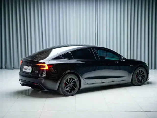 Tesla Model 3 — Фото автомобиля 9