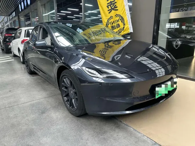 Tesla Model 3 — Фото автомобиля 3