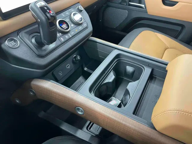 Land Rover Defender — Фото автомобиля 15