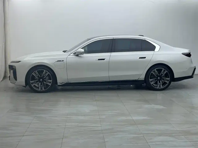 BMW i7 — Фото автомобиля 3