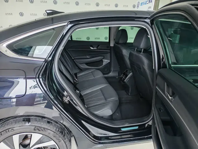 Volkswagen Passat — Фото автомобиля 8
