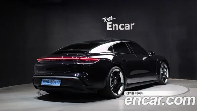 Porsche Taycan — Фото автомобиля 2