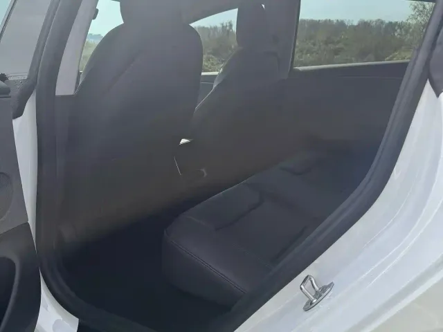 Tesla Model 3 — Фото автомобиля 6