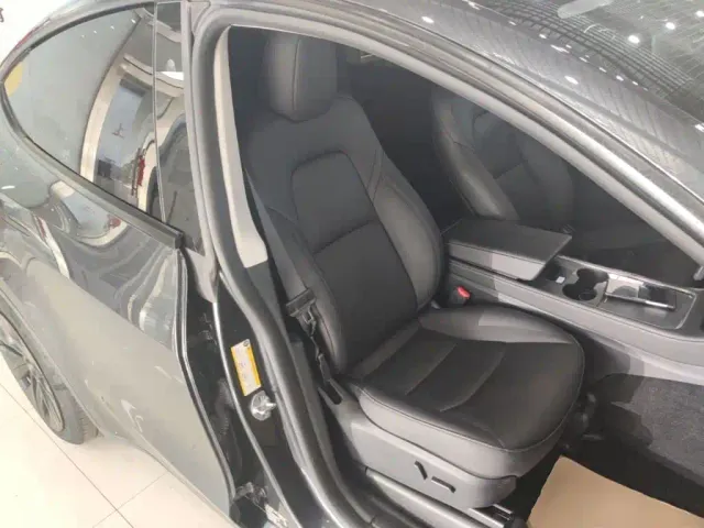 Tesla Model Y — Фото автомобиля 24