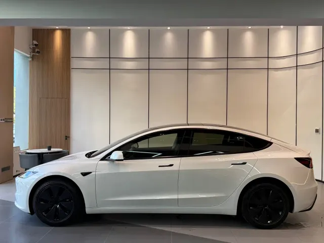 Tesla Model 3 — Фото автомобиля 4