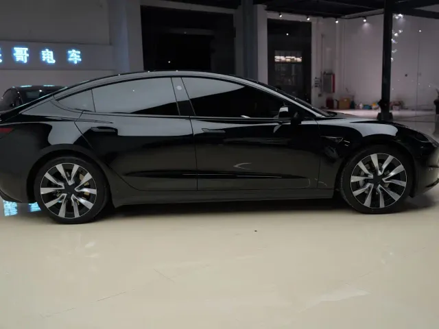 Tesla Model 3 — Фото автомобиля 3