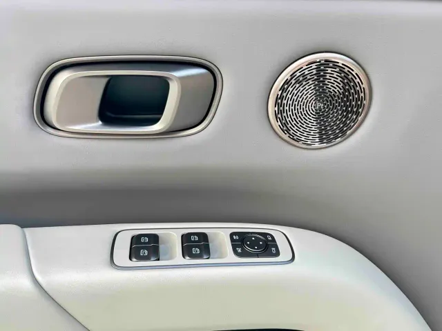 Li Auto i8 — Фото автомобиля 13