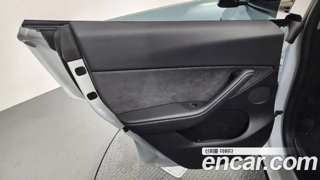 Tesla Model Y — Фото автомобиля 24