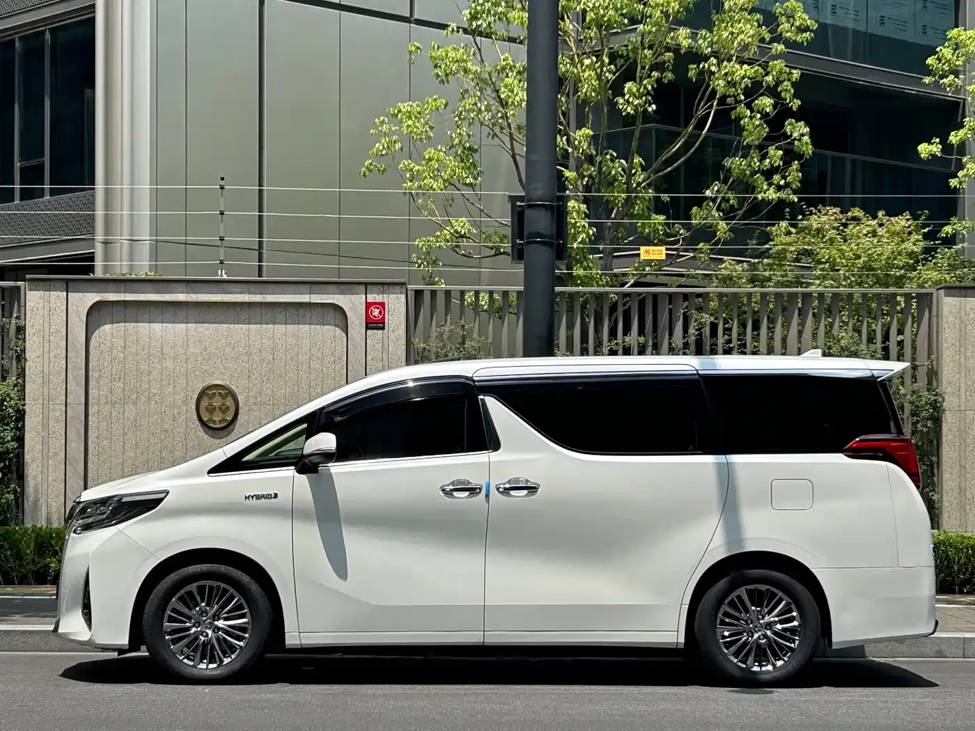 Toyota Alphard 2021 Hybrid 2.5L Premium — Фото автомобиля 4
