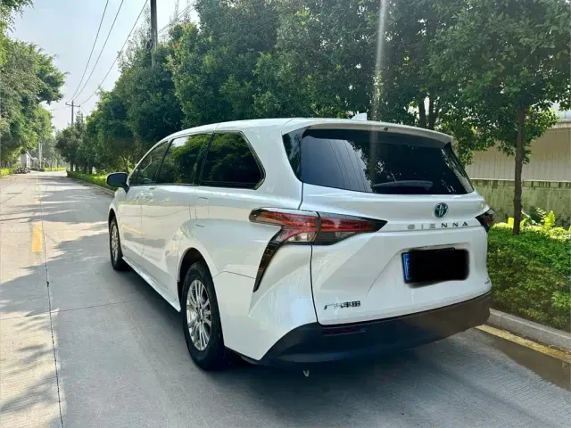 Toyota Sienna — Фото автомобиля 6