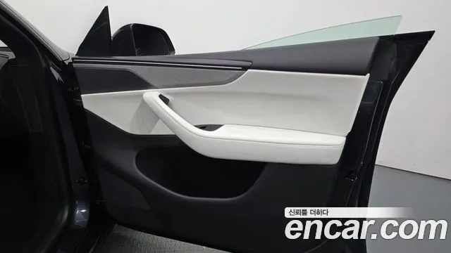 Tesla Model Y — Фото автомобиля 24