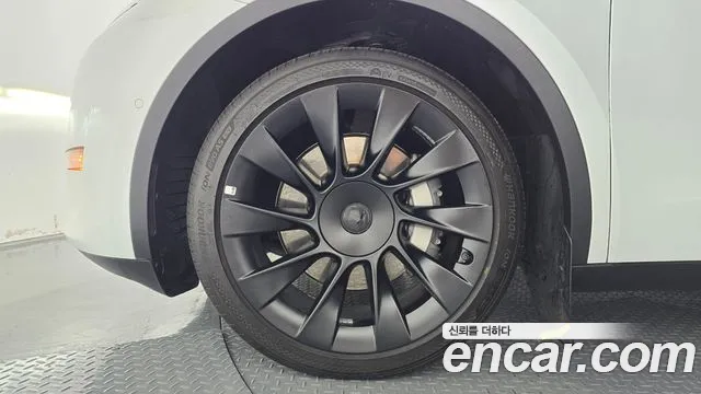 Tesla Model Y — Фото автомобиля 5