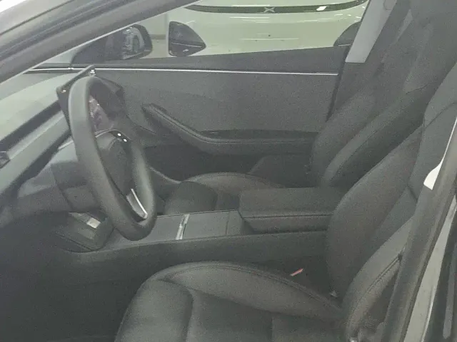 Tesla Model 3 — Фото автомобиля 4