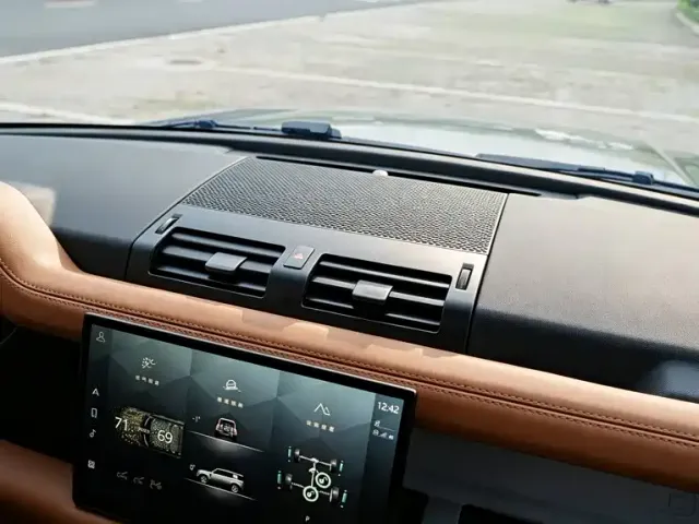 Land Rover Defender — Фото автомобиля 18