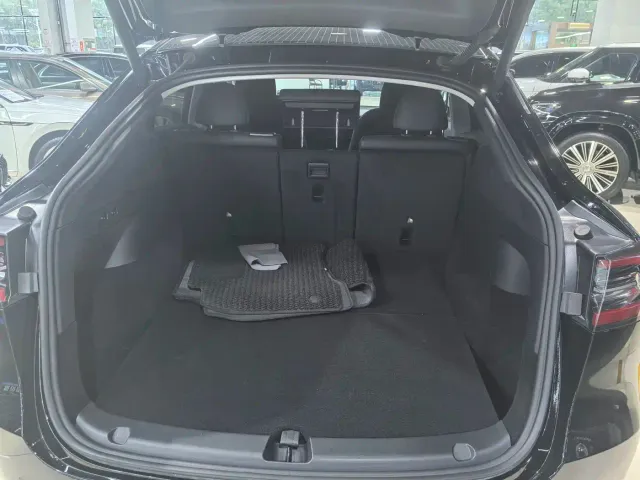 Tesla Model Y — Фото автомобиля 10