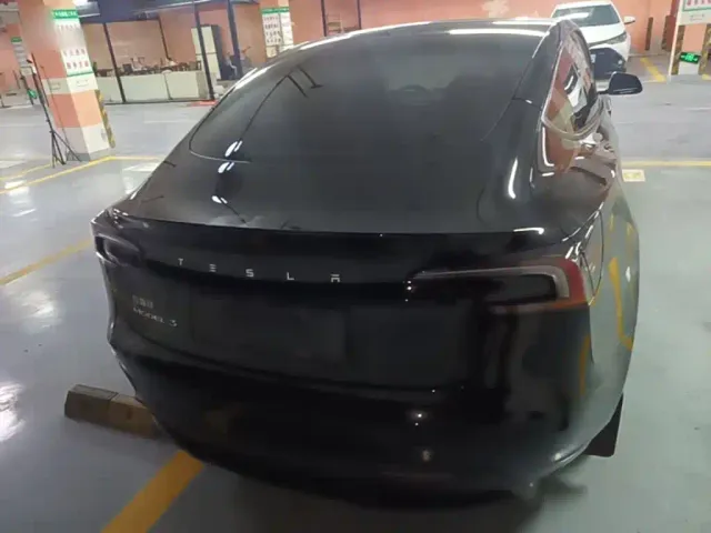 Tesla Model 3 — Фото автомобиля 5