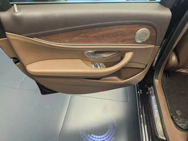 Mercedes-Benz E-Class — Фото автомобиля 9