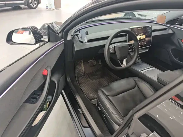 Tesla Model 3 — Фото автомобиля 15