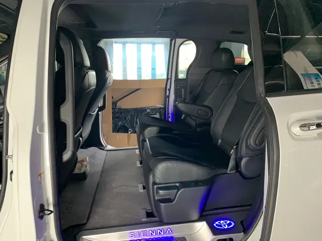 Toyota Sienna — Фото автомобиля 6