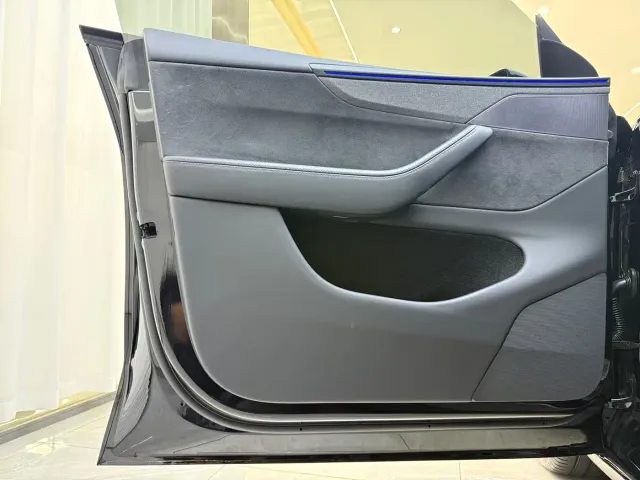 Tesla Model Y L — Фото автомобиля 3