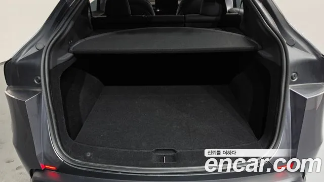 Tesla Model Y — Фото автомобиля 23