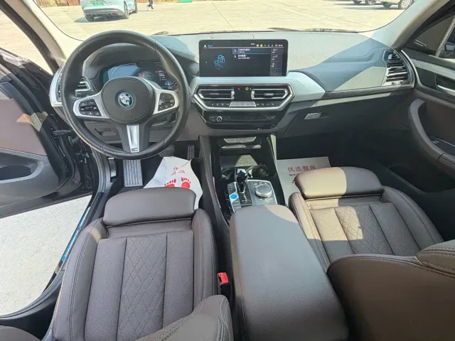 BMW iX3 — Фото автомобиля 12