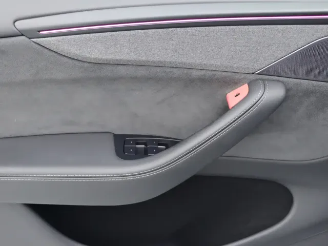 Tesla Model Y 2025 Long Range All-Wheel Drive — Фото автомобиля 11