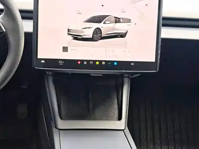 Tesla Model 3 — Фото автомобиля 9