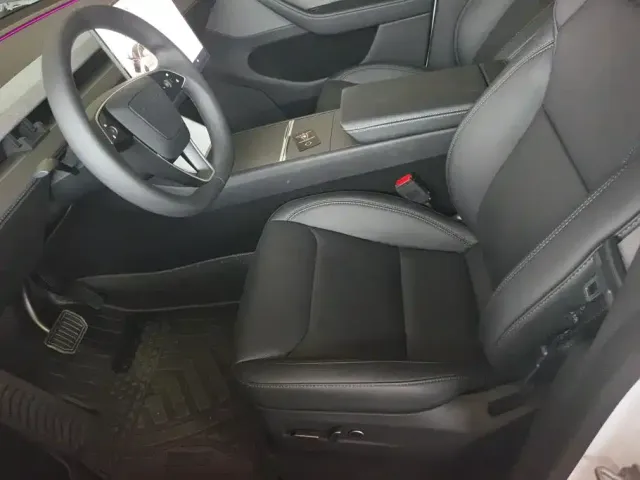 Tesla Model Y — Фото автомобиля 9