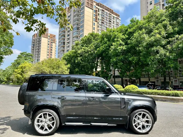 Land Rover Defender — Фото автомобиля 4
