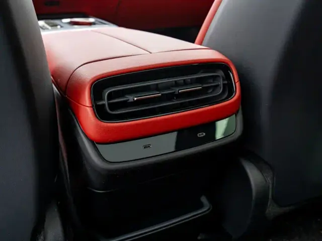 Xiaomi SU7 — Фото автомобиля 21