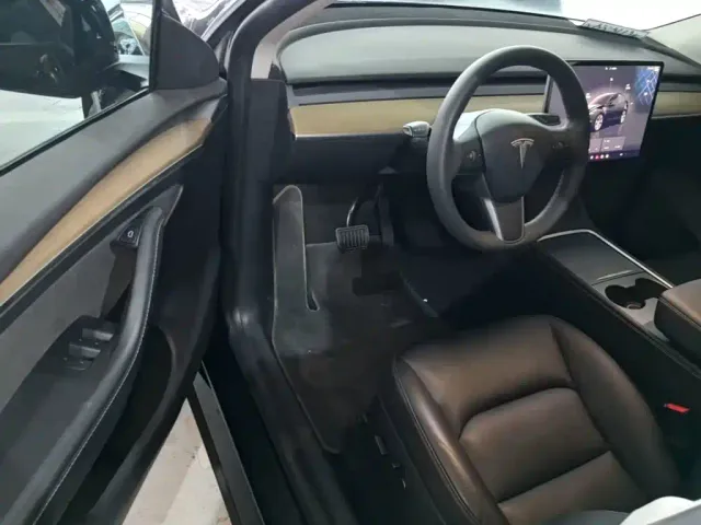 Tesla Model Y — Фото автомобиля 15