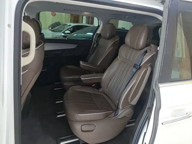 Roewe iMAX8 — Фото автомобиля 16