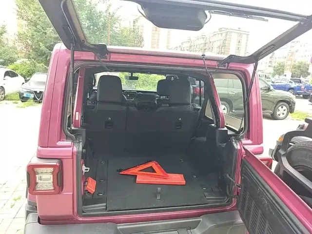 Jeep Wrangler — Фото автомобиля 18