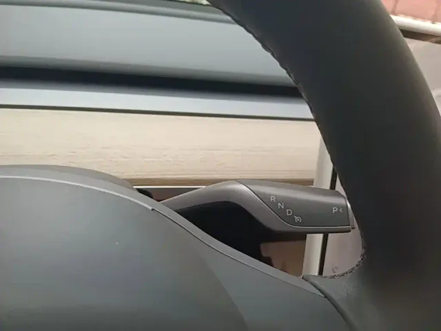Tesla Model Y — Фото автомобиля 13