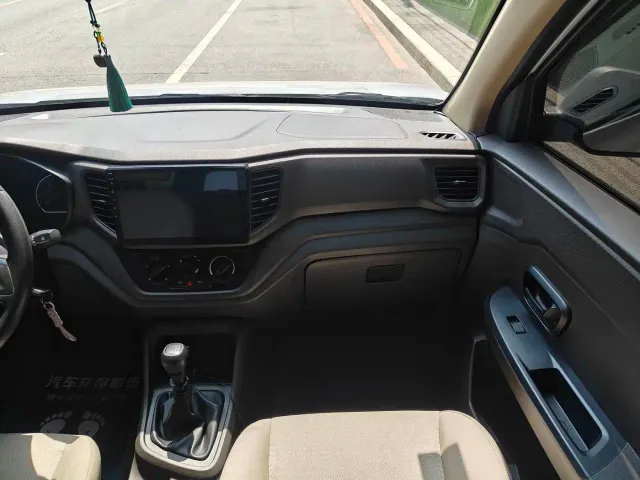 Wuling Hongguang V — Фото автомобиля 12
