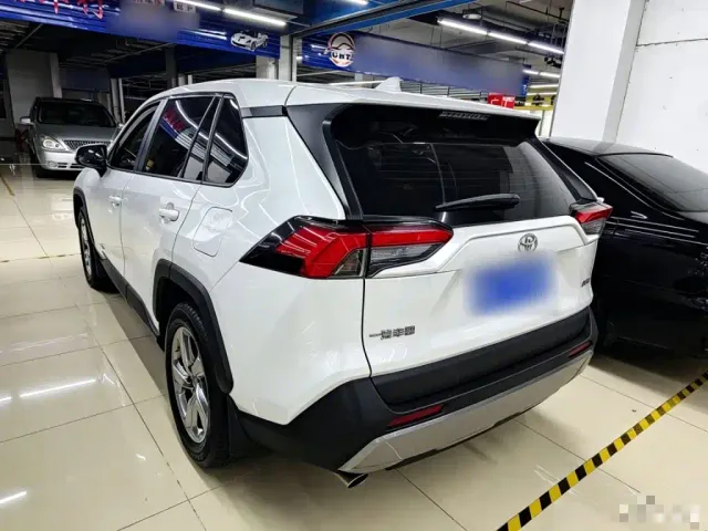 Toyota RAV4 — Фото автомобиля 4